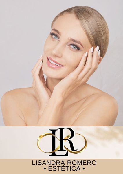 Dos manos descansan suavemente una sobre la otra sobre una mesa blanca en un entorno de oficina luminoso y moderno.