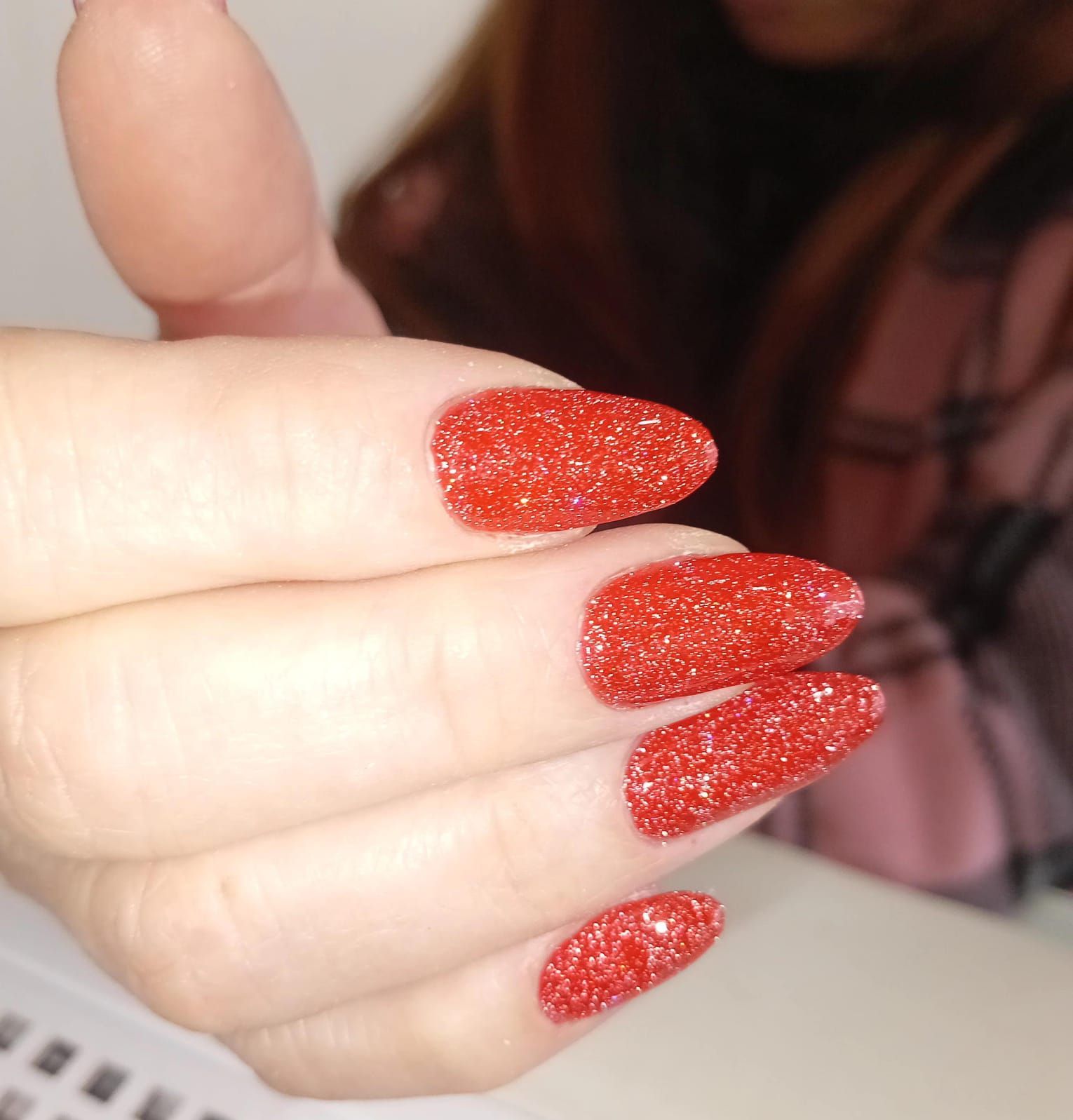 En un salón de belleza bien iluminado