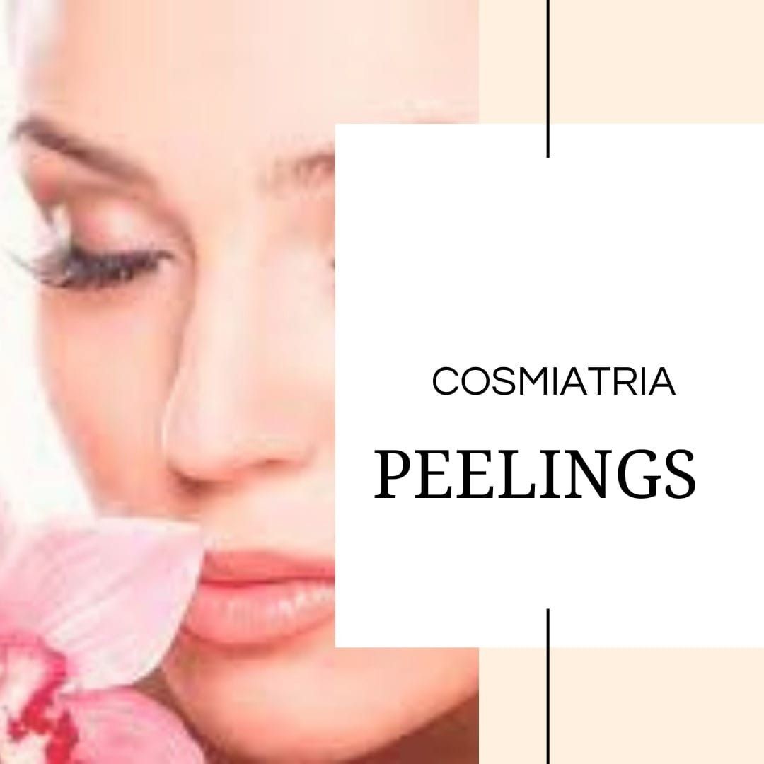 Una persona sostiene una orquídea rosa cerca de su rostro, junto a una caja blanca con la etiqueta 