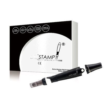 一台紋身機放在桌上，旁邊有一個盒子。