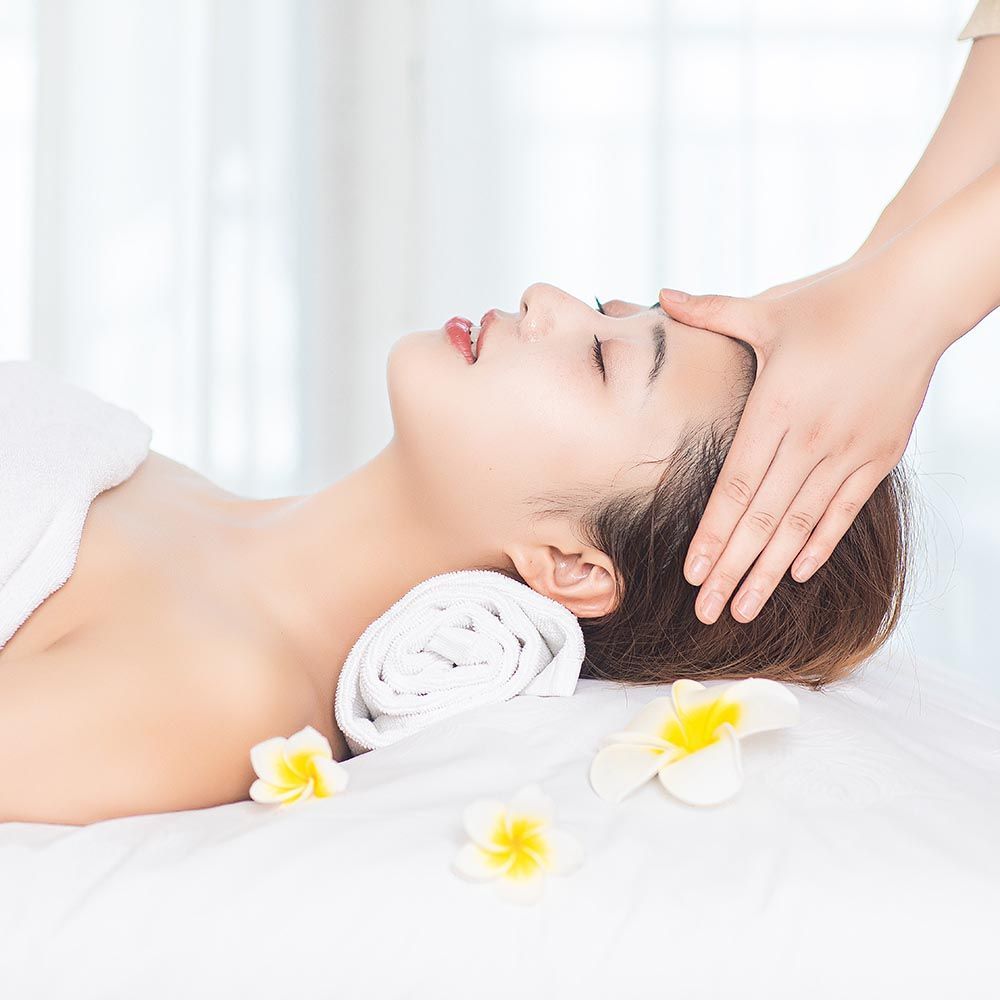 一位女士正在水療中心接受頭部按摩。