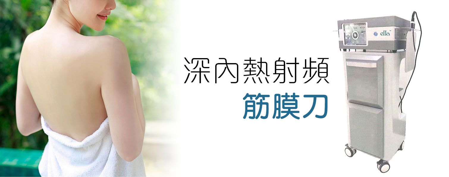 一個穿著白毛巾的女人站在一台機器旁邊。