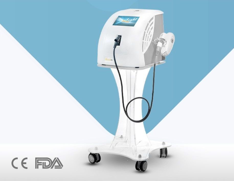 架子上放著一台白色機器，上面連著一條繩子。