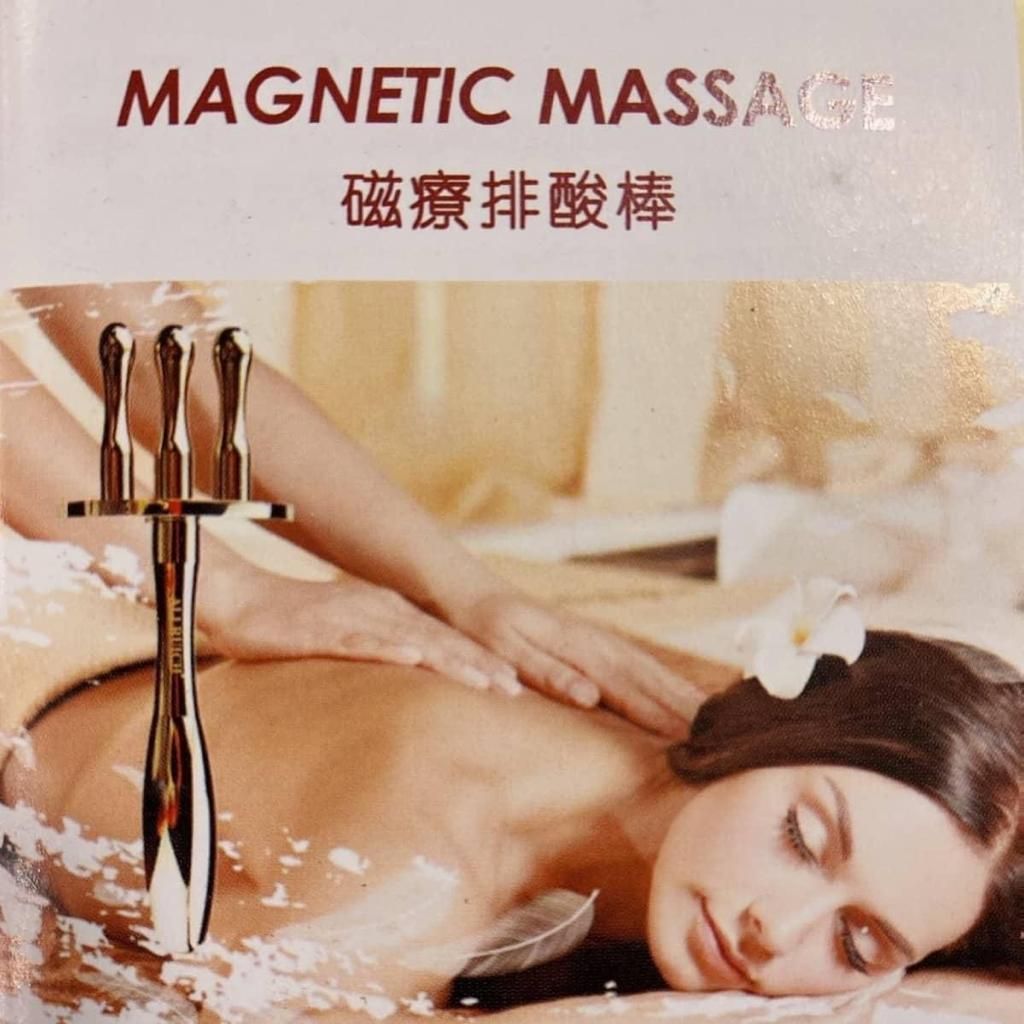 一位女士接受磁力按摩的照片