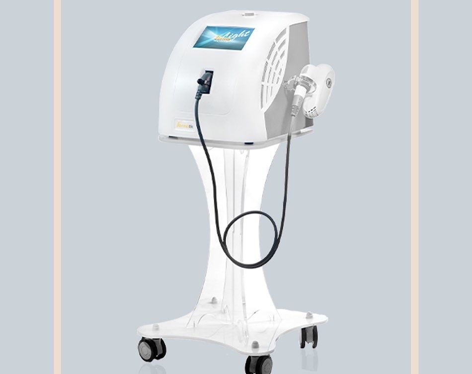 一台白色機器坐落在白色支架上。