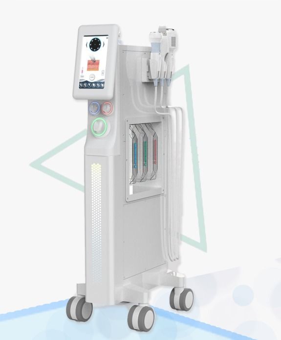 桌上放著一台有輪子和螢幕的白色機器。