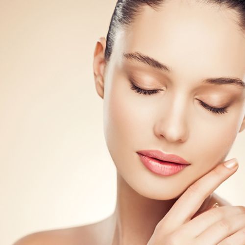 一個女人閉著眼睛的臉部特寫