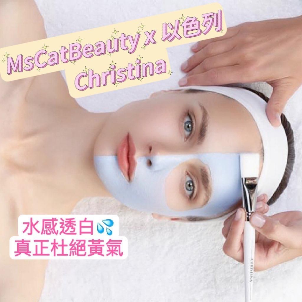 一個女人臉上戴著藍色面具