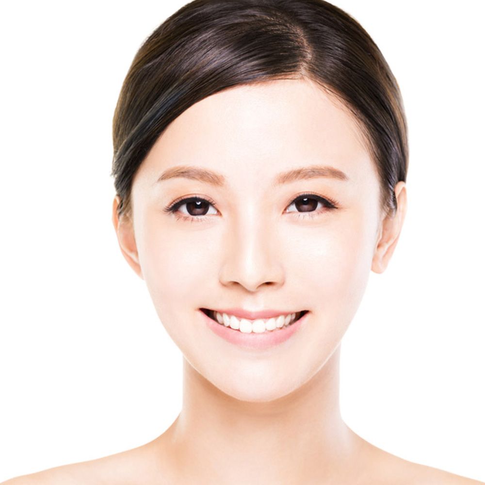 一個女人臉上帶著微笑的臉部特寫