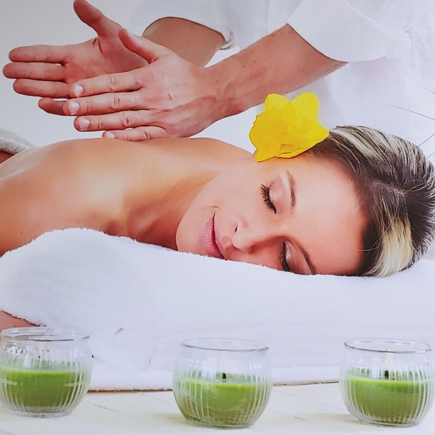 一個女人躺在床上接受按摩