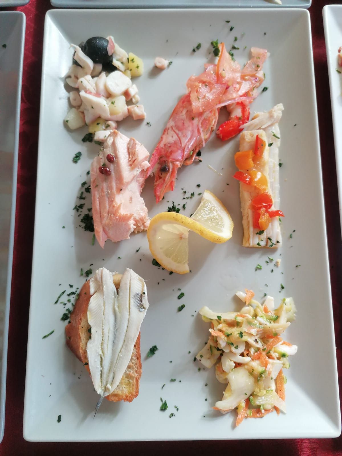 Un piatto bianco con una varietà di cibo sopra