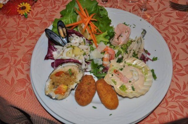 Un piatto di cibo su un tavolo con un girasole sullo sfondo