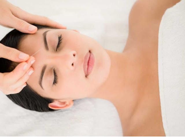 A mannequin with acupuncture needles on it 's back