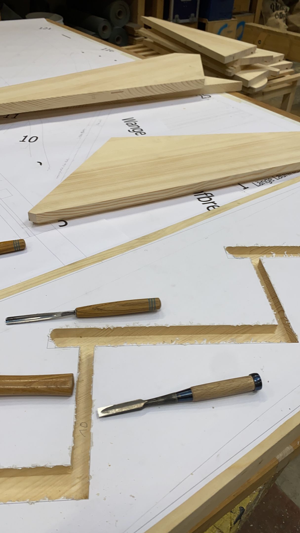 Eine Holztreppe mit einer Gitarre auf der untersten Stufe