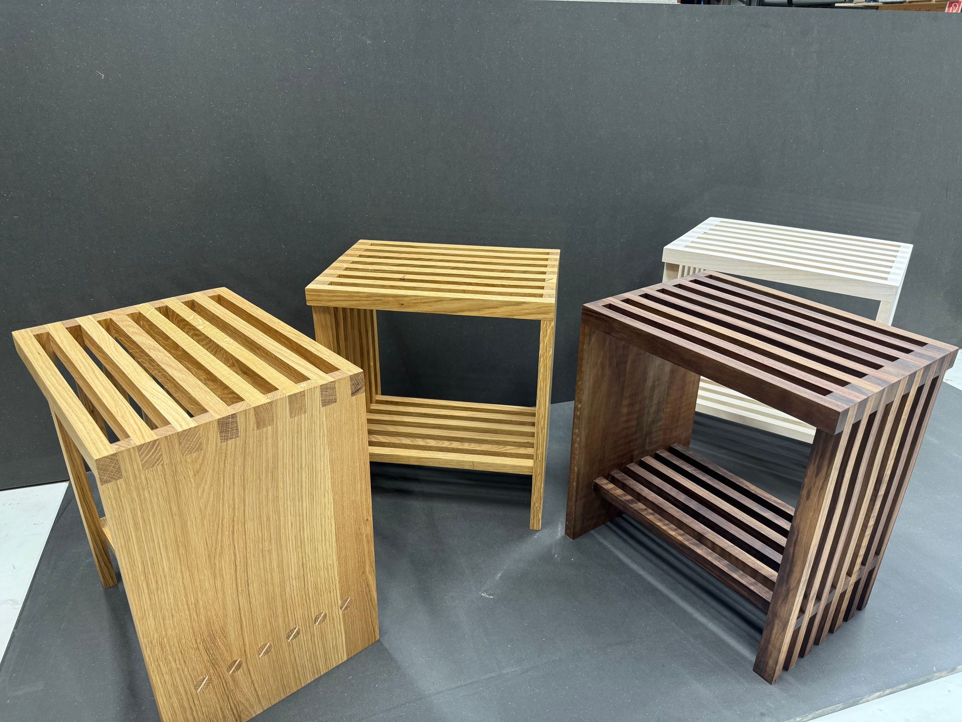 Ein Holzboden in einem Raum mit zwei Fenstern.