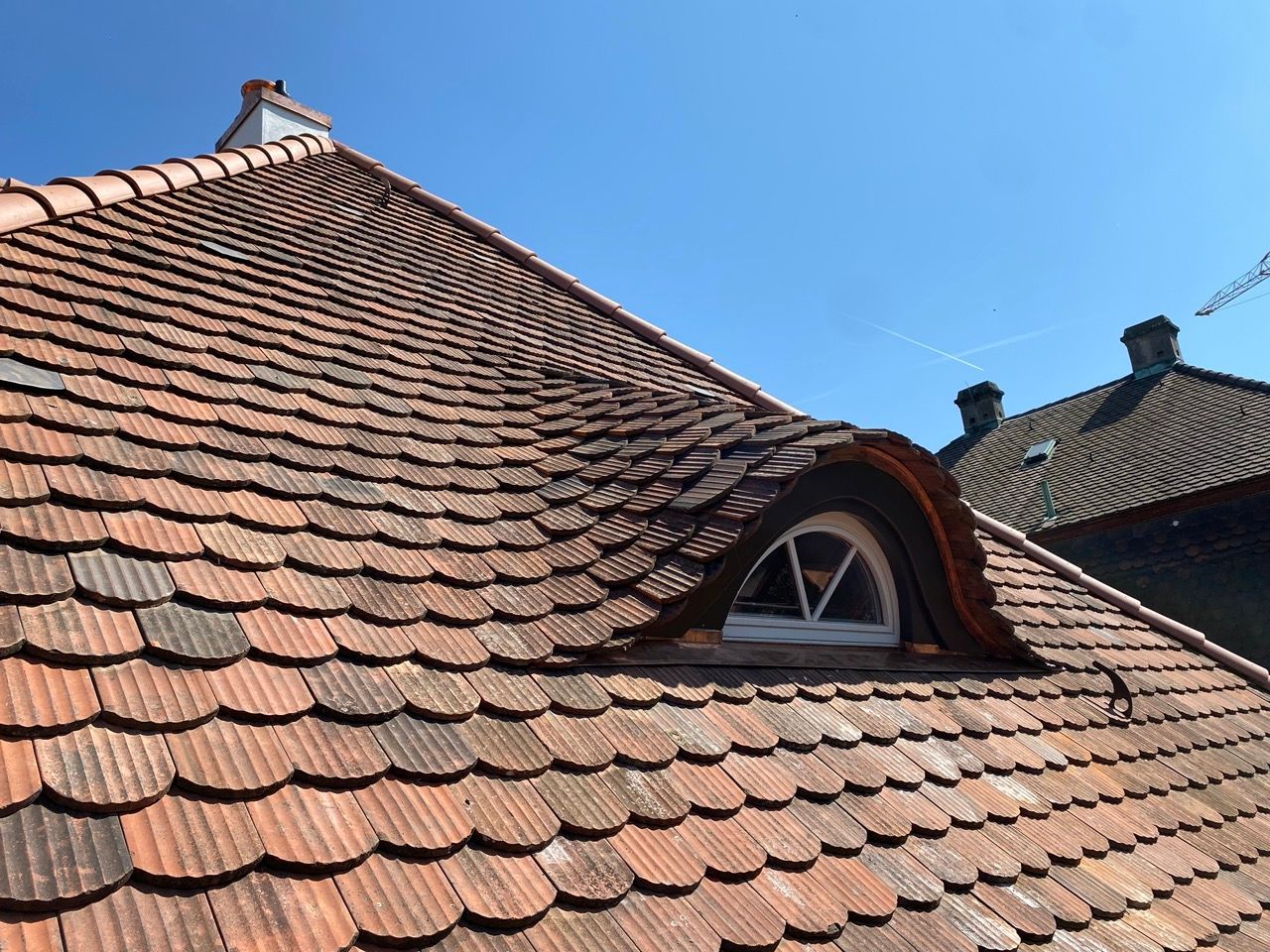 Ein hölzernes Dach mit einem Schornstein auf der Oberseite.