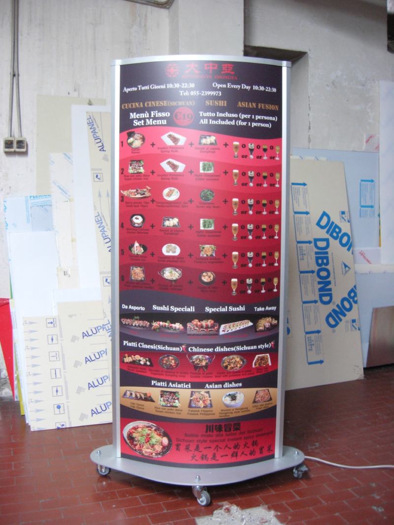 Insegna a totem pubblicitario