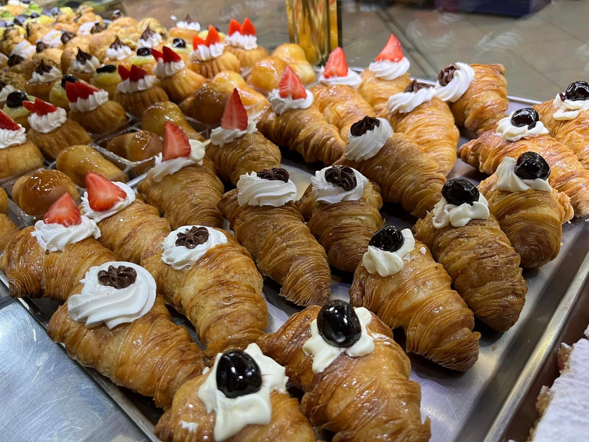 ci sono molti tipi diversi di pasticcini sul vassoio.