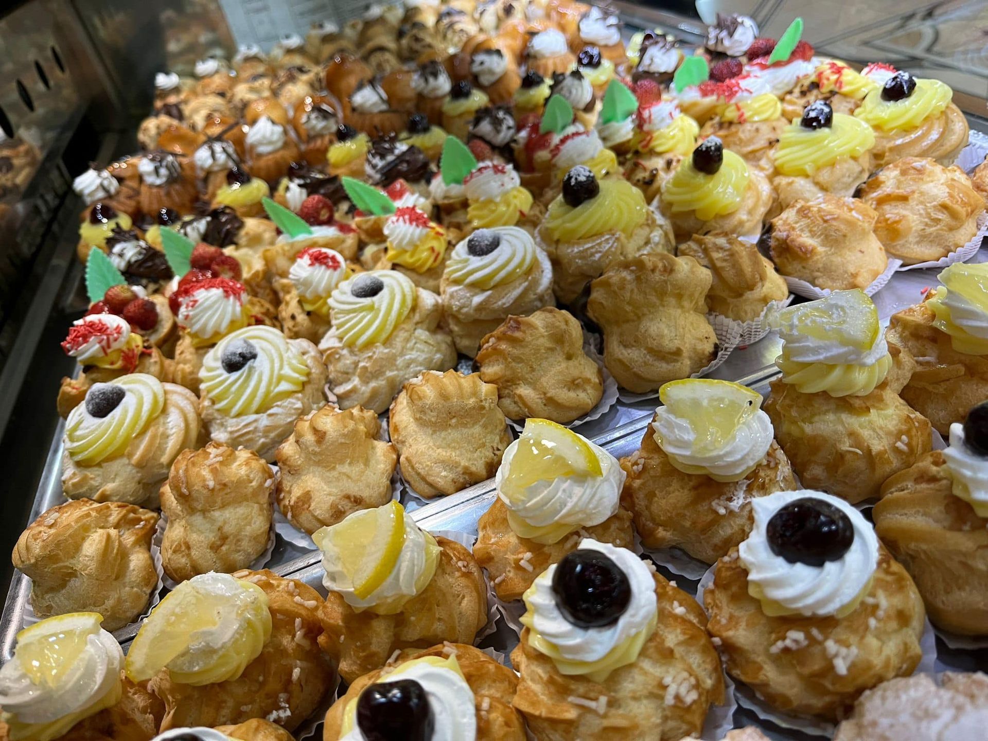 ci sono tanti tipi diversi di dolci sulla tavola.