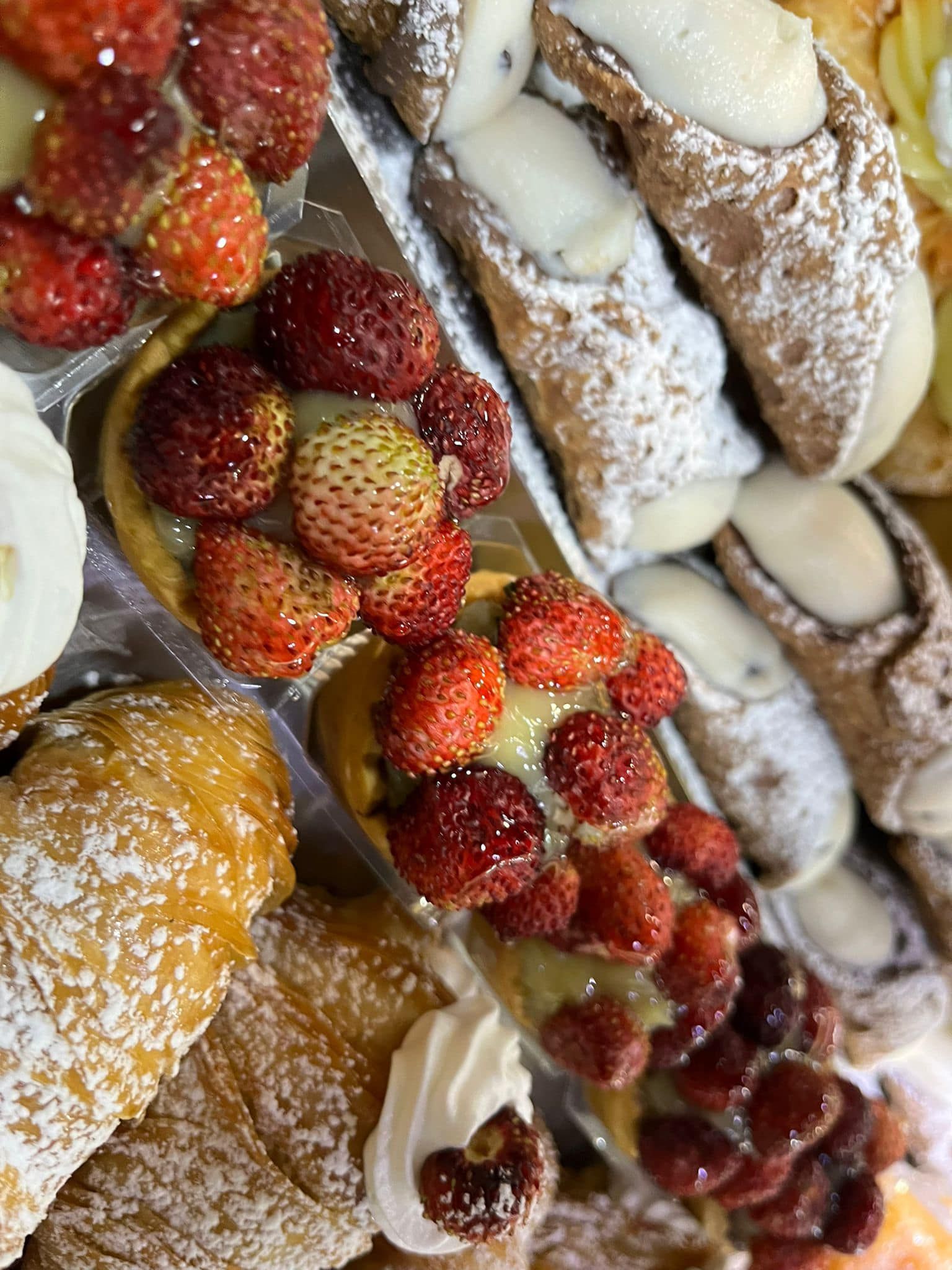 ci sono molti tipi diversi di dessert con le fragole sopra.