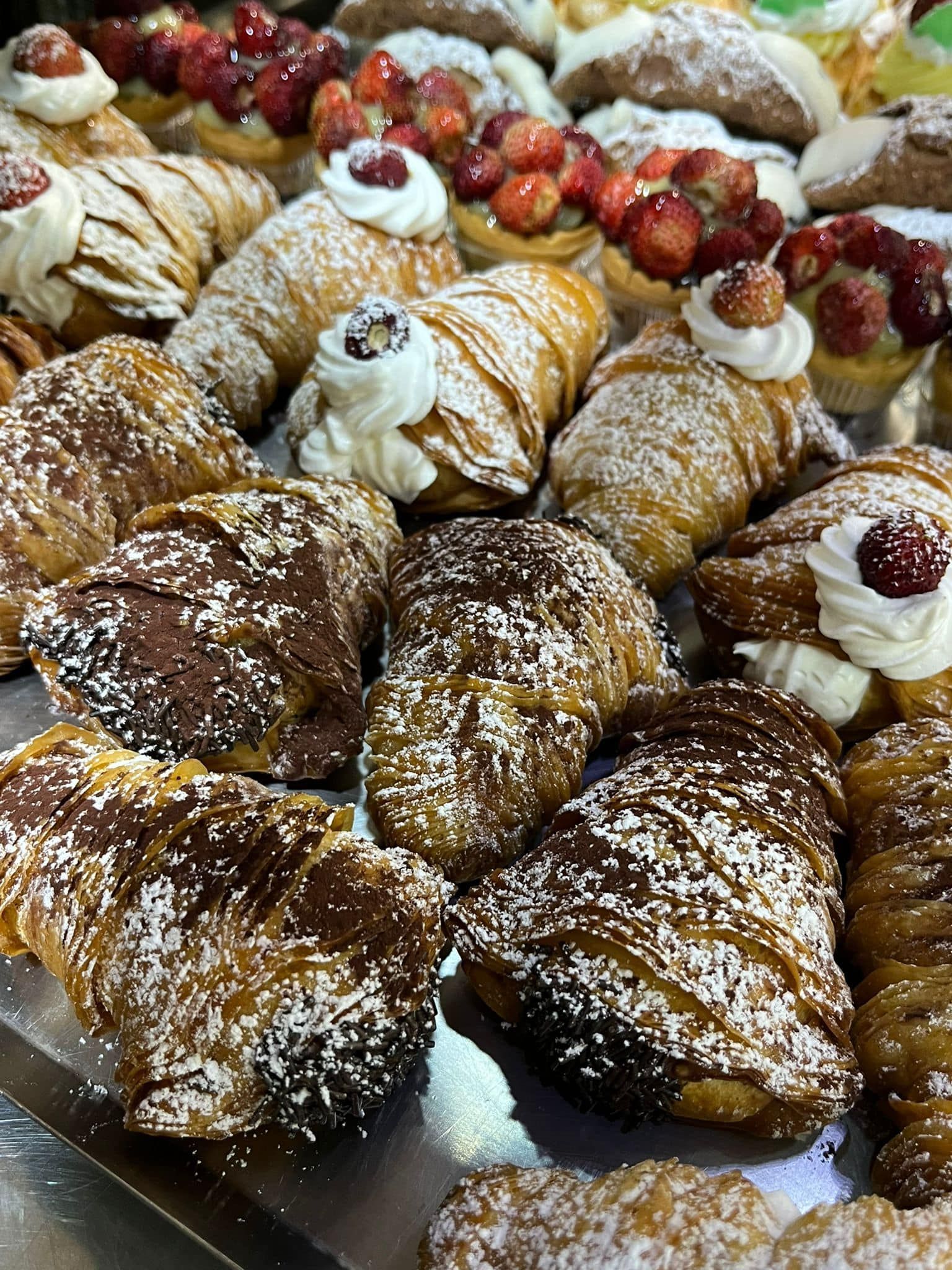 ci sono tanti tipi diversi di dolci sulla tavola.