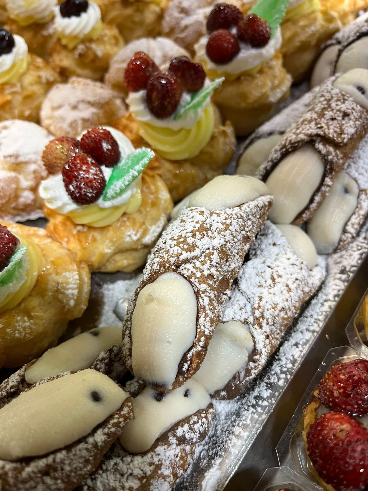 un primo piano di un vassoio di dolci con sopra lo zucchero a velo.