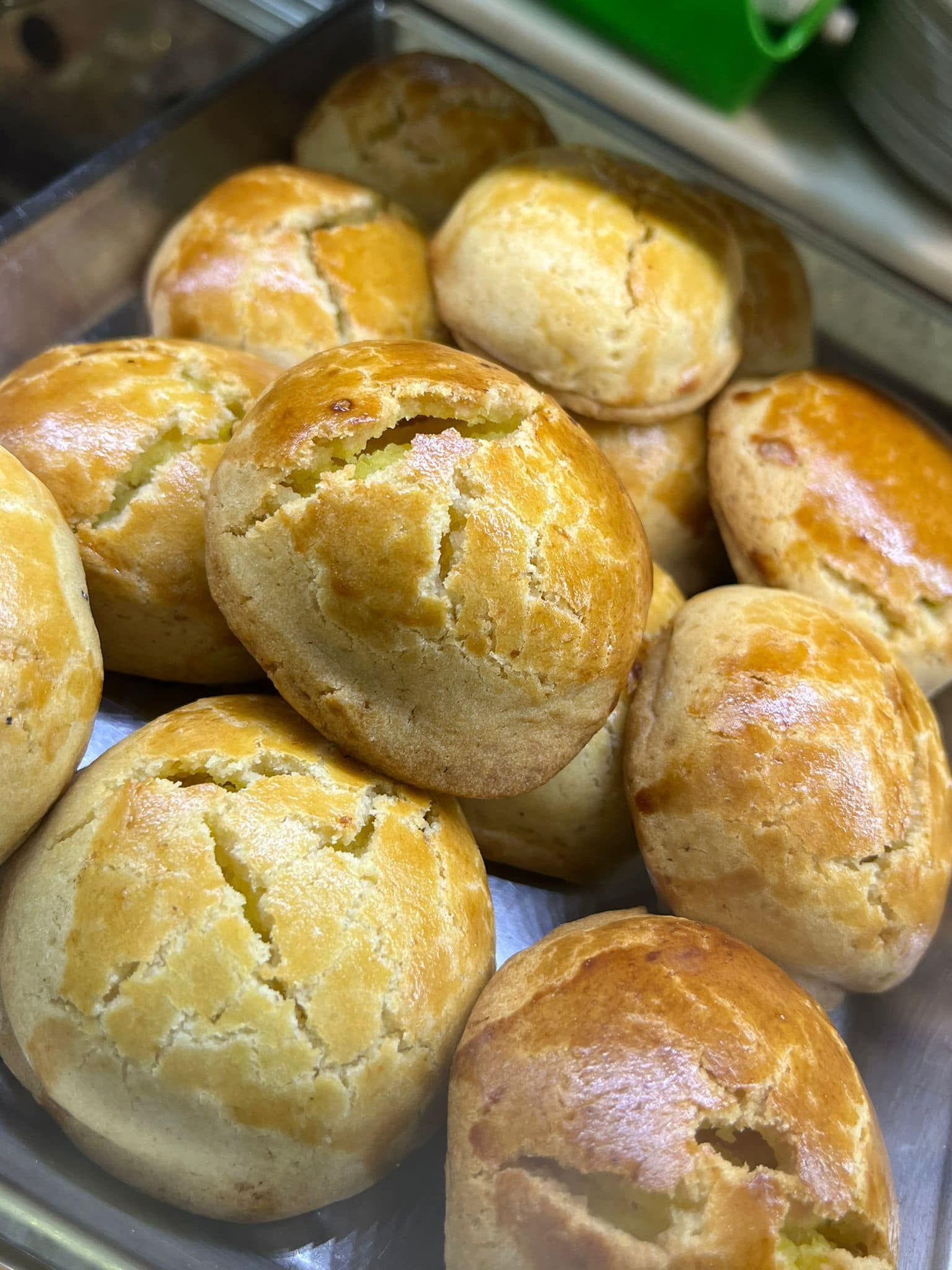 un mucchio di pasticcini sono seduti uno sopra l'altro su un tavolo.