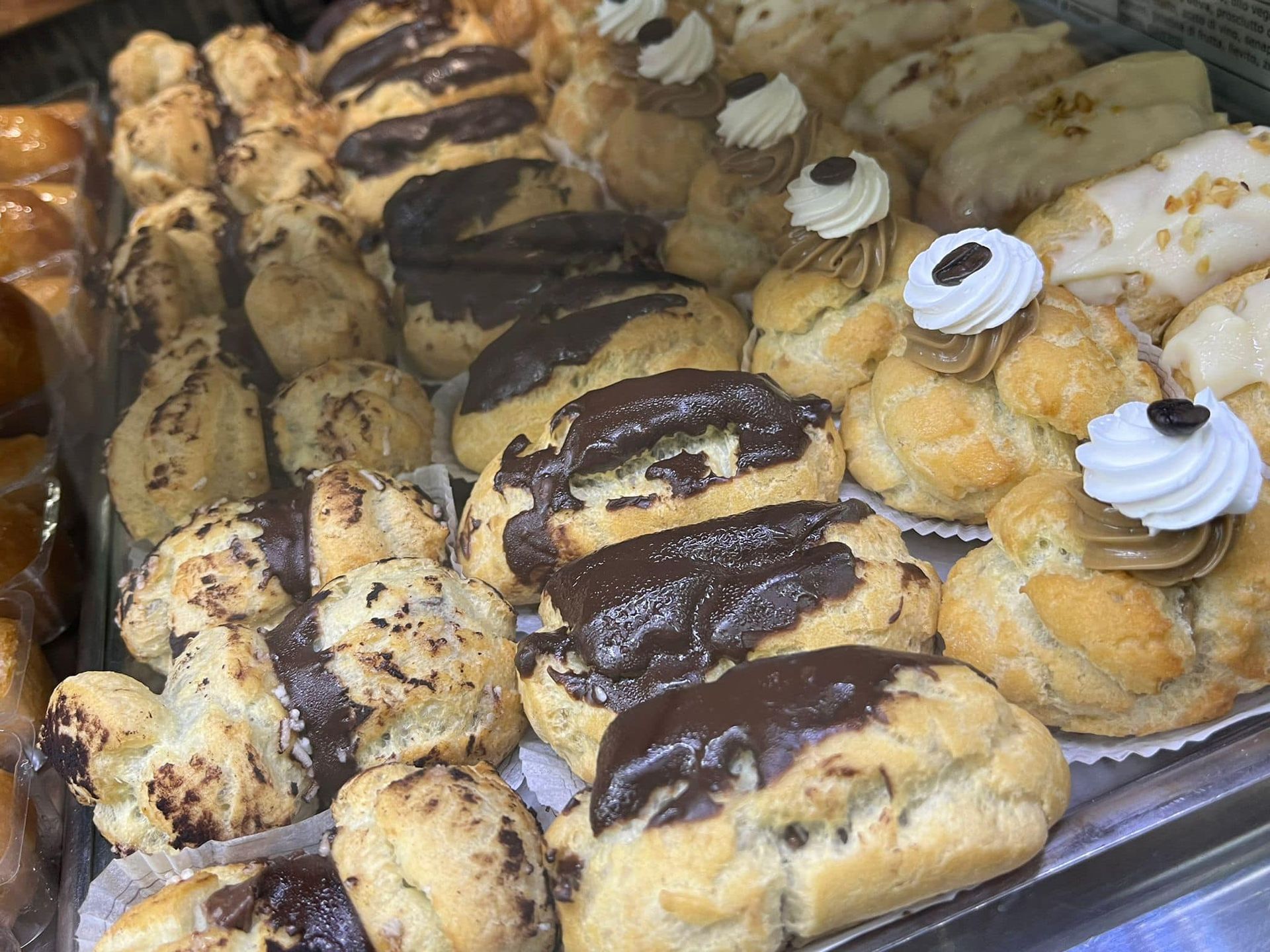 in una panetteria è esposta una varietà di dolci.