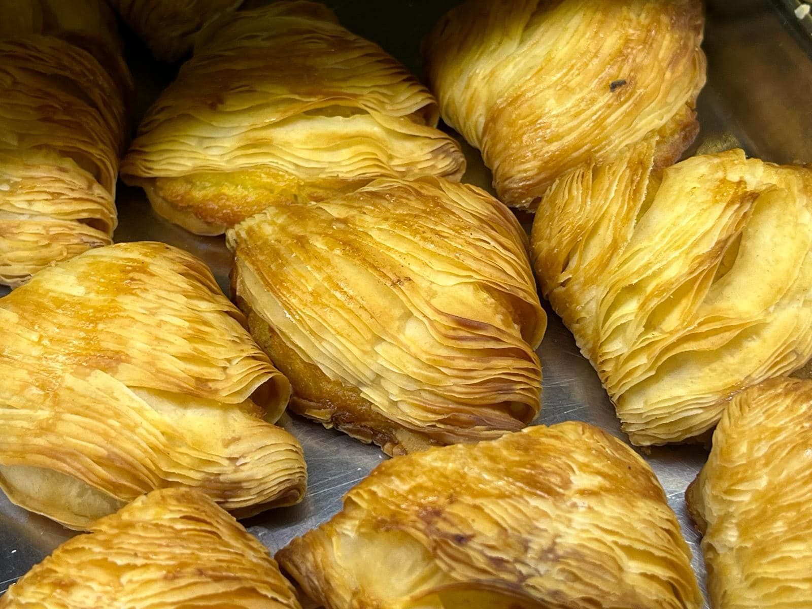 un mucchio di pasticcini sono seduti uno sopra l'altro su un tavolo.