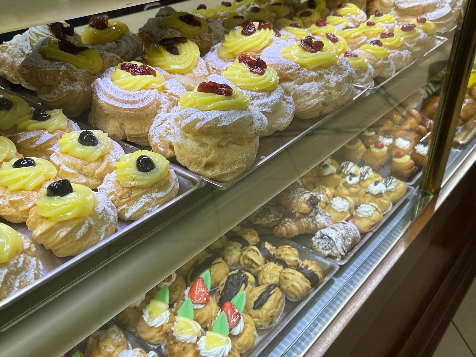 in una panetteria è esposta una varietà di dolci.