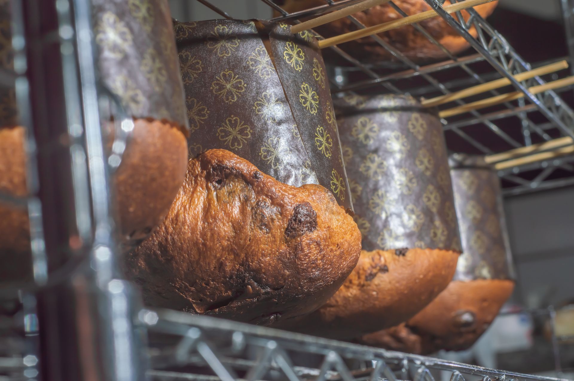 un mucchio di pancake appoggiati su una griglia di metallo.