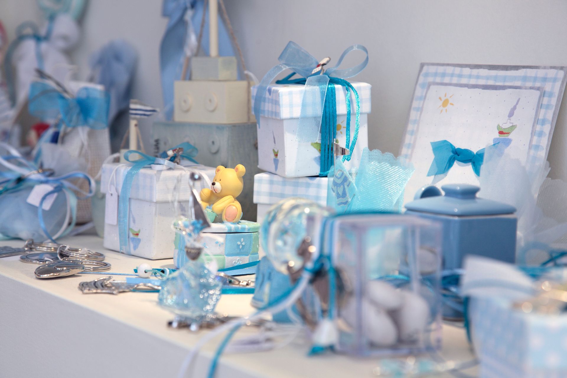 uno scaffale pieno di tanti oggetti blu e bianchi per un baby shower.