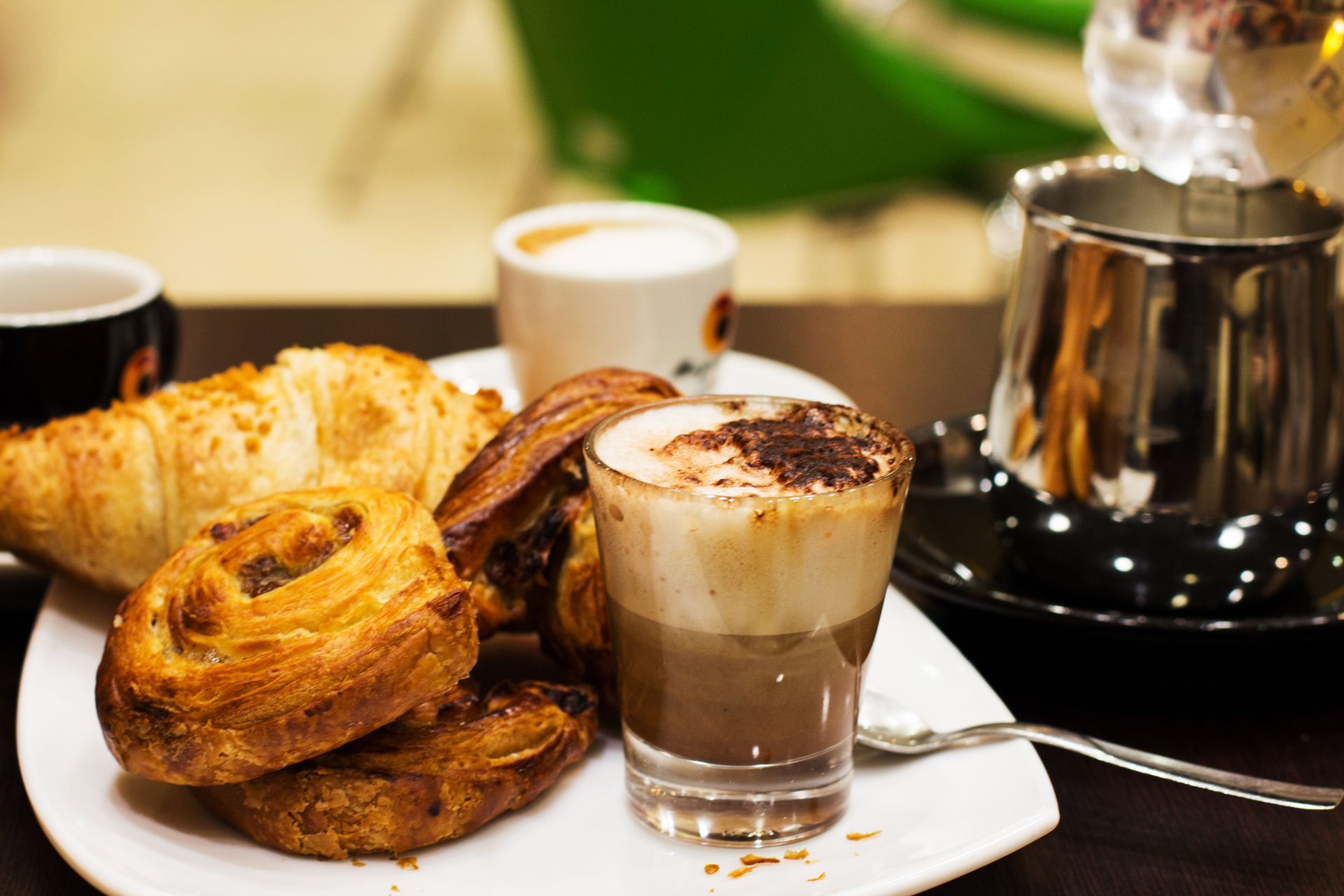 un piatto di cibo e una tazza di caffè su un tavolo