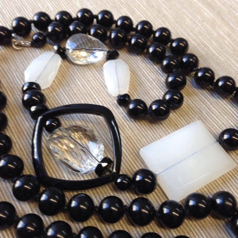 collana in pietra naturale nera