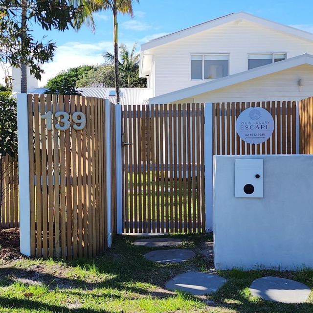 Front of A House with A Wooden Fence and Gate — Byron & Beyond Fencing in Billinudgel, NSW