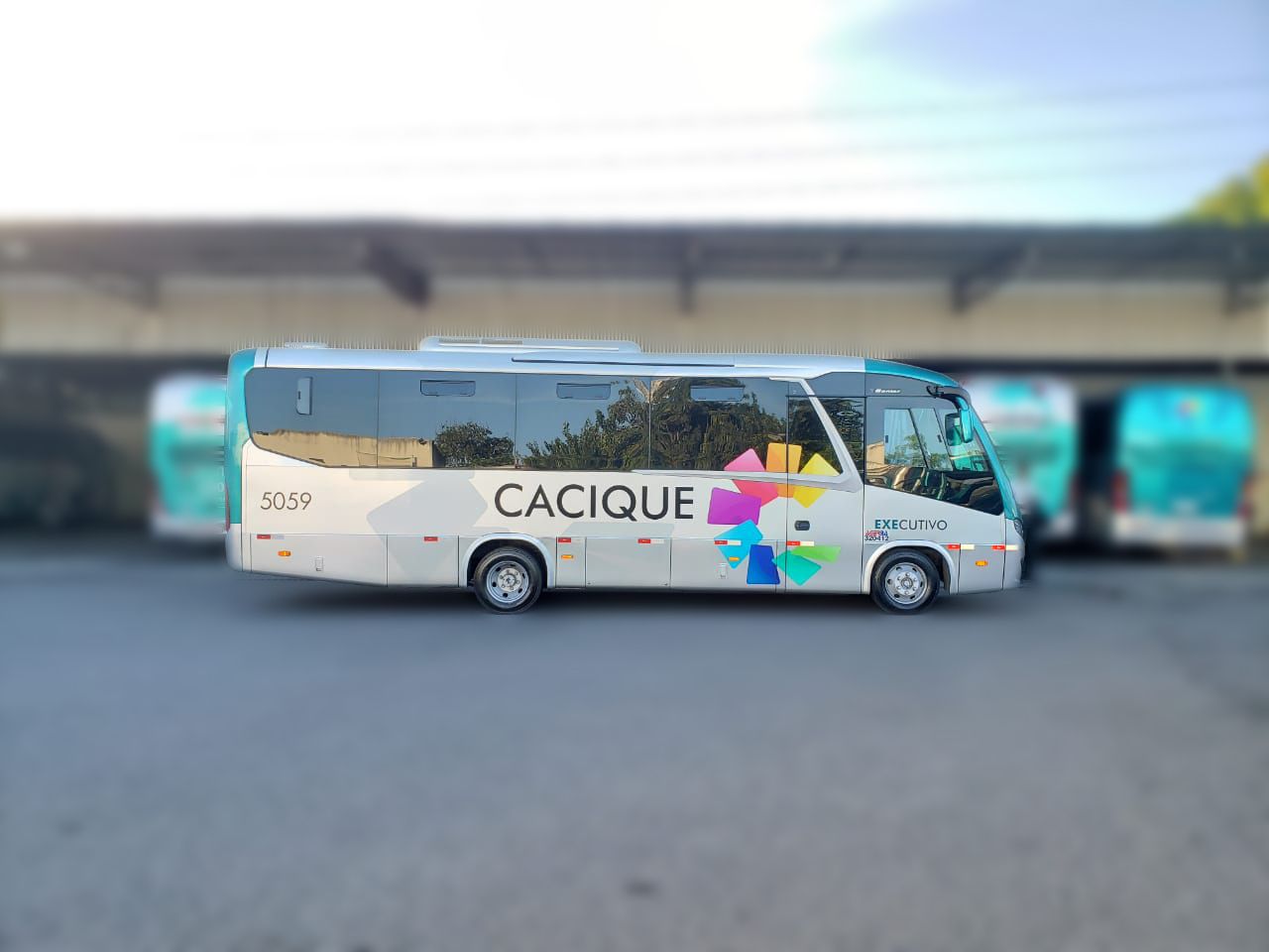 Uma casa no meio de uma floresta com montanhas ao fundo.