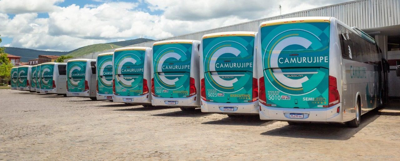 Fileira de ônibus da Camurujipe estacionados