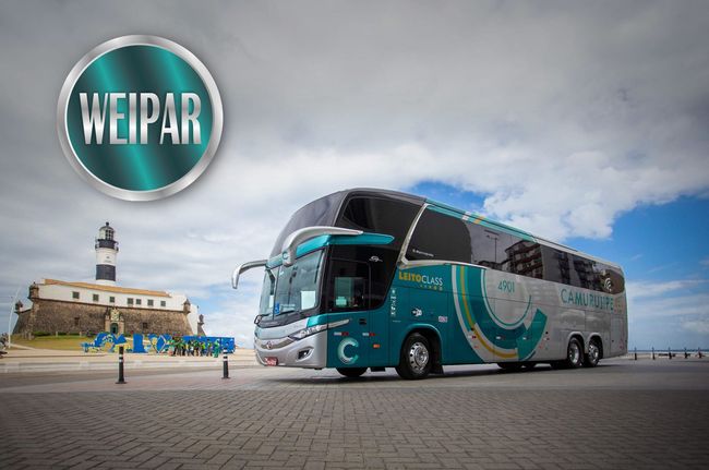 Um ônibus azul e verde na rodoviária com a palavra sul minas na lateral