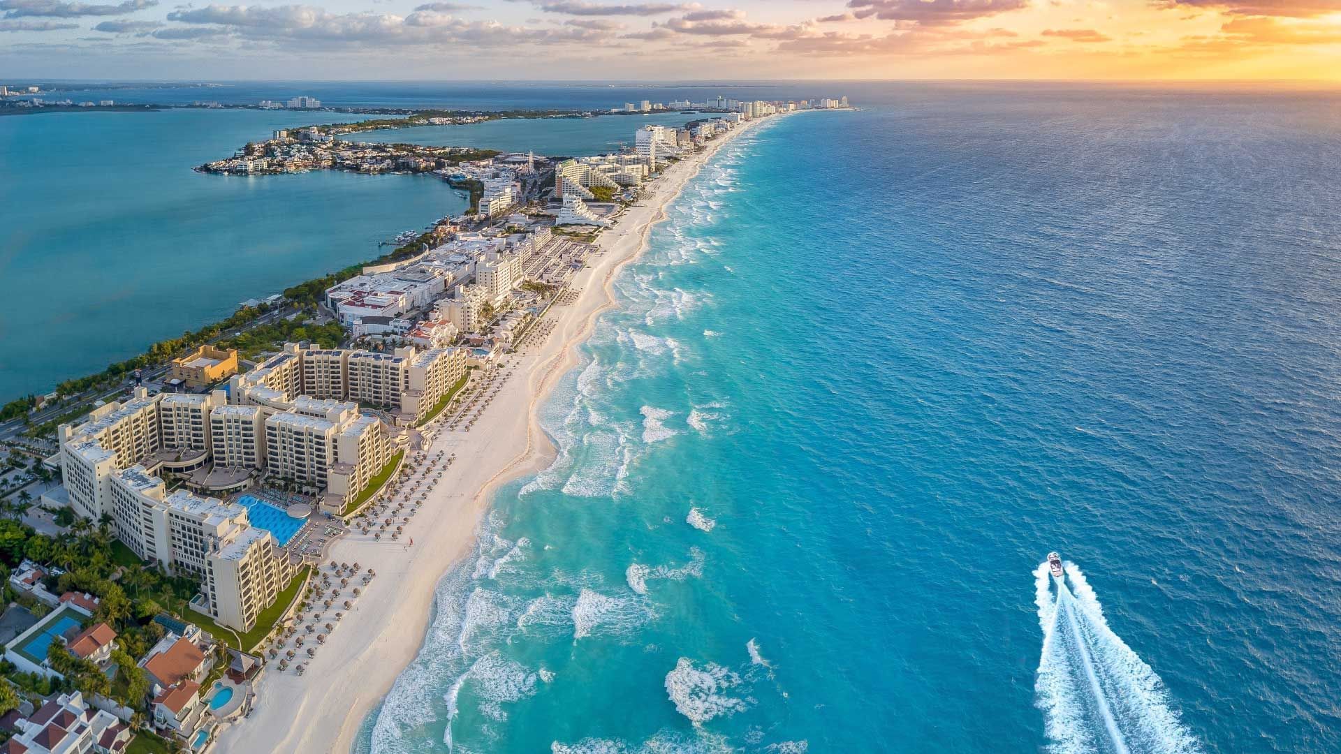 una vista aérea de la playa de cancún al atardecer