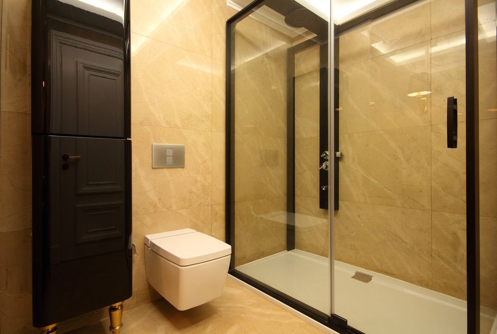 Side Right Modern Bathroom Interior With Shower Screen — Glass Repairs & Installations in Taminda, NSW