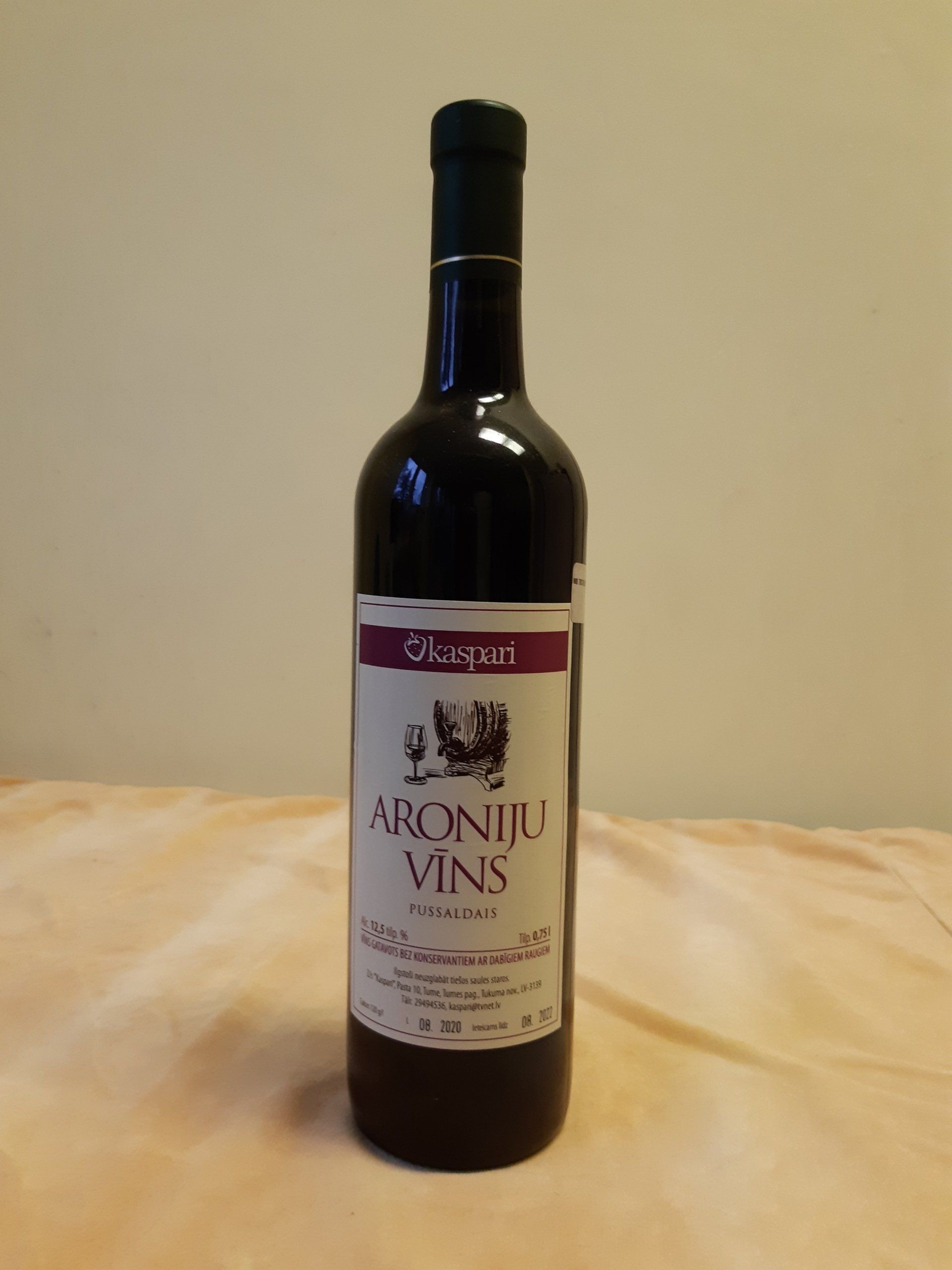 Aroniju pussaldais vīns, vīns, vīni, kur pirkt vīnu, nopirkt vīnu, zemniekus saimniecība, alkohols, ziemassvētki, lieldienas, jaunais gads, svētku galds