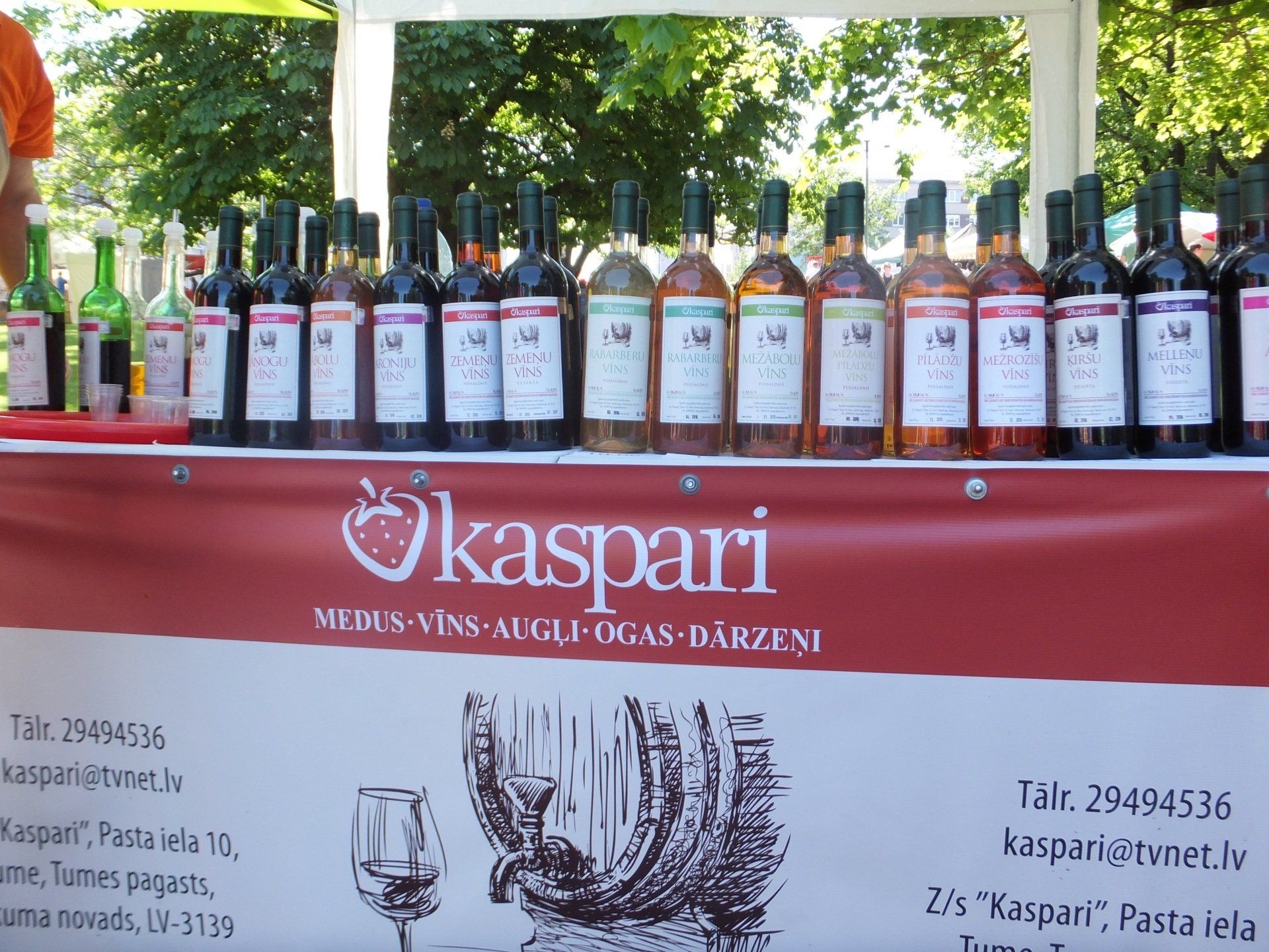 Rabarberu pussausais vīns, vīns, vīni, zemnieku saimniecība, rabarberi, vasara, atspirdzinoši, kur iegādāties vīnu, pirkt vīnu