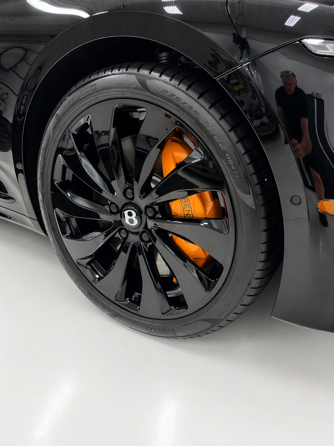 After a professional cleaning the Bentley is once again framed by these beautiful 22 inch wheels and orange brake calipars.