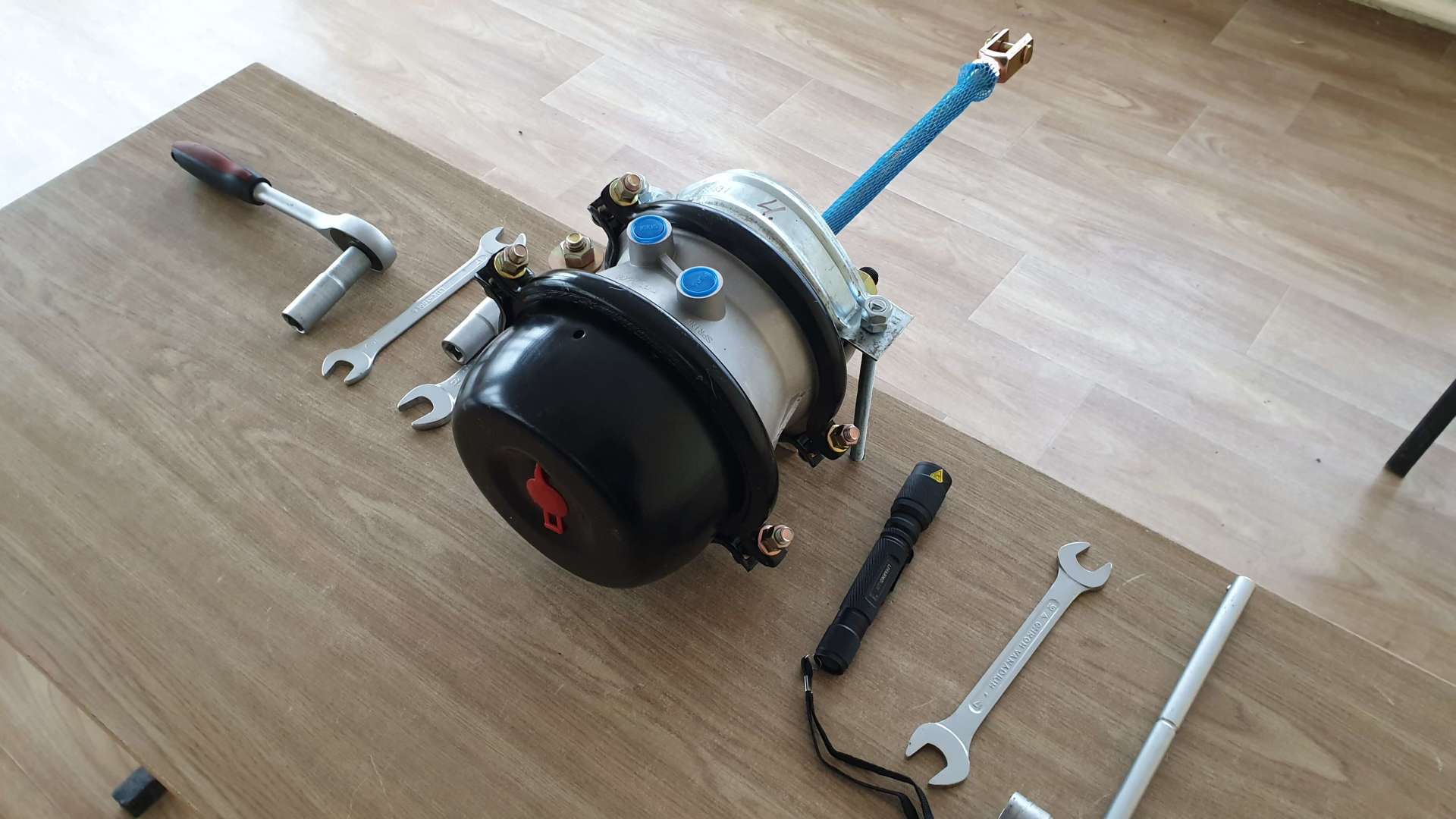 Profesionālo autovadītāju apmācība darbā ar energoakumulatoru