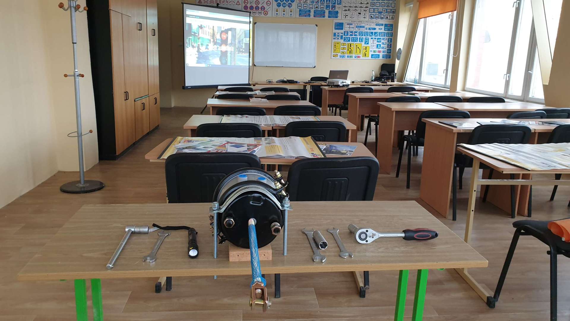 Profesionālo autovadītāju apmācība darbā ar energoakumulatoru