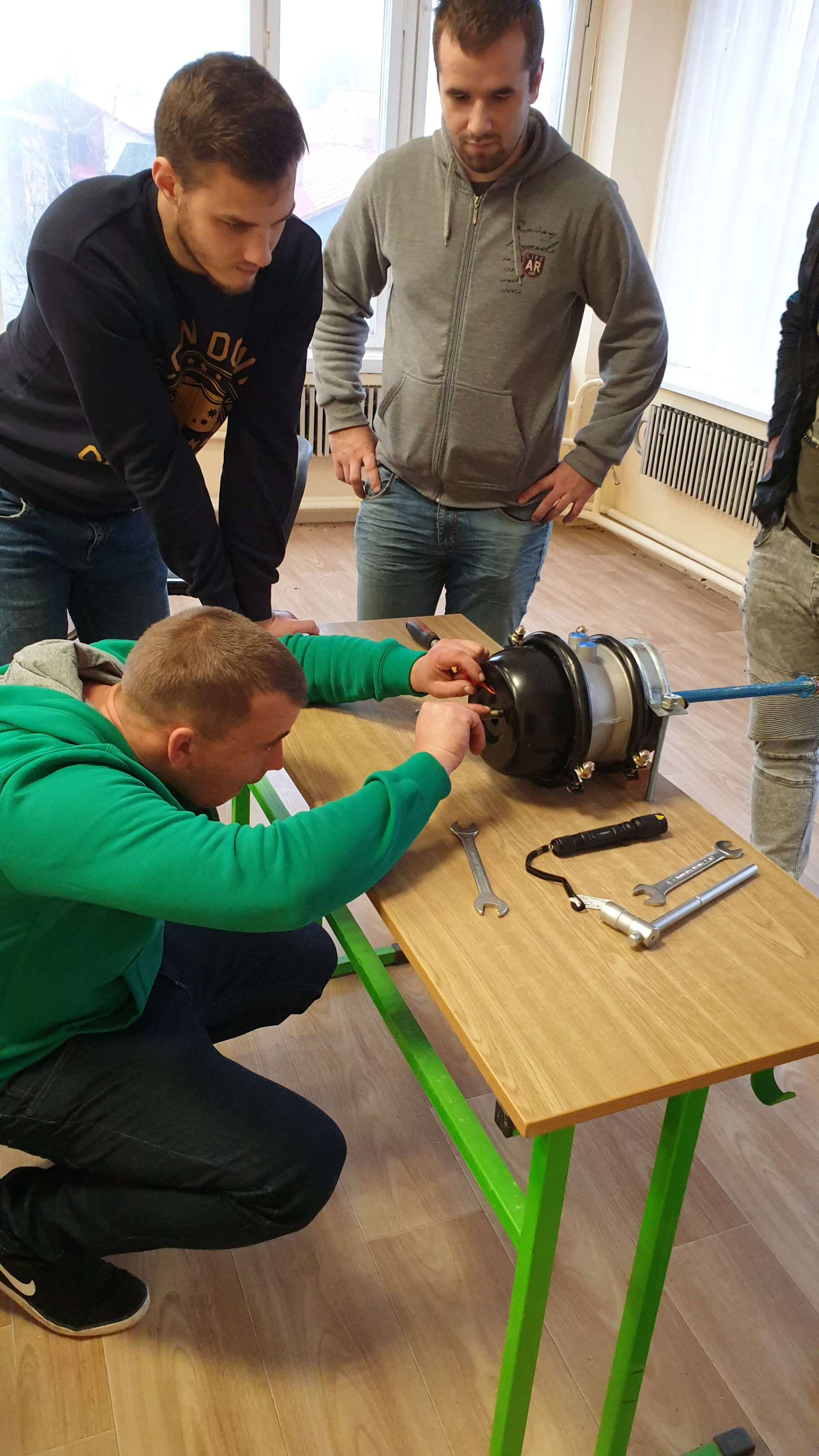 Profesionālo autovadītāju apmācība darbā ar energoakumulatoru