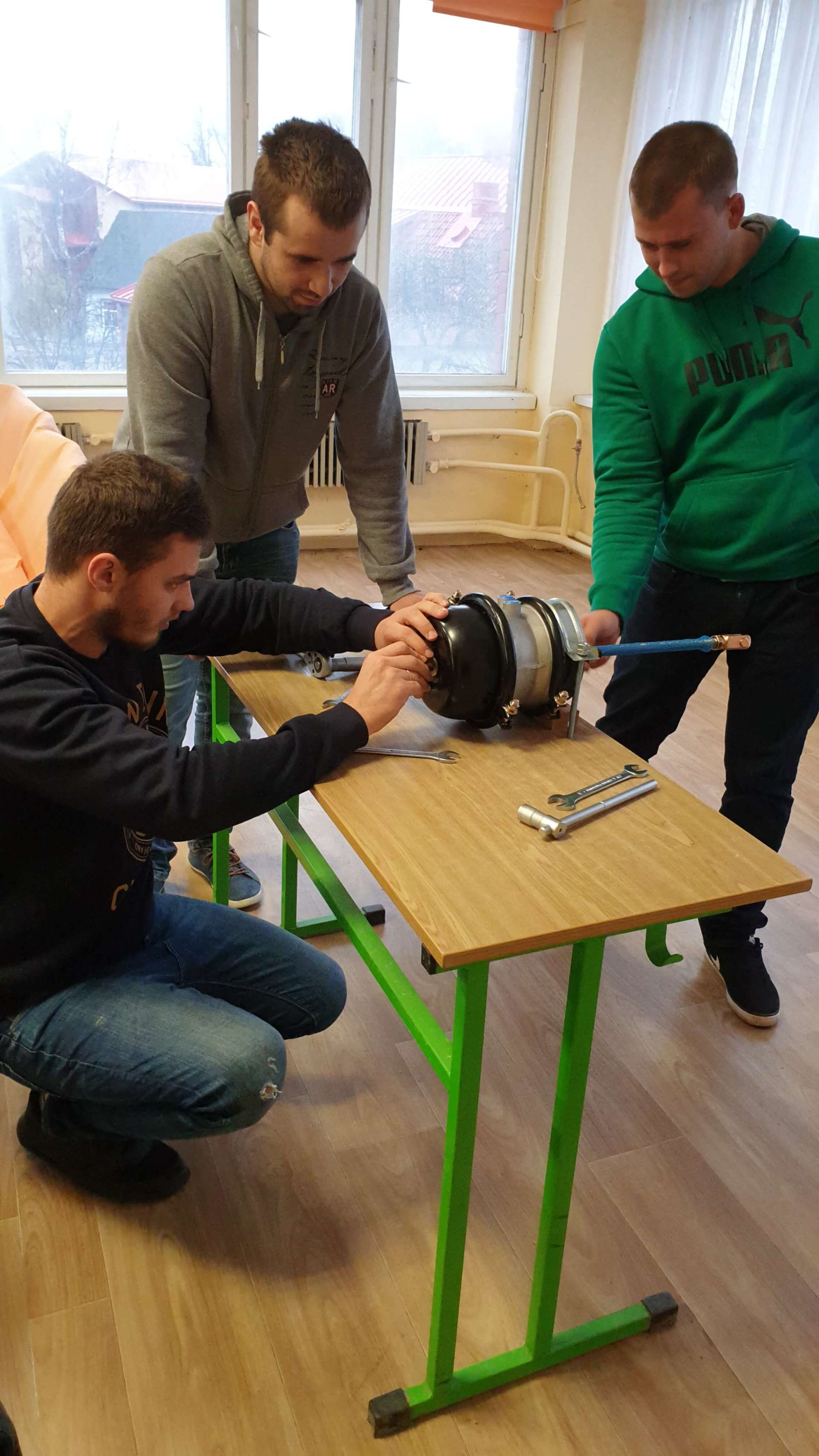 Profesionālo autovadītāju apmācība darbā ar energoakumulatoru