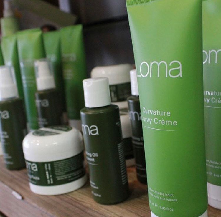 A bunch of green bottles with the word oma on them