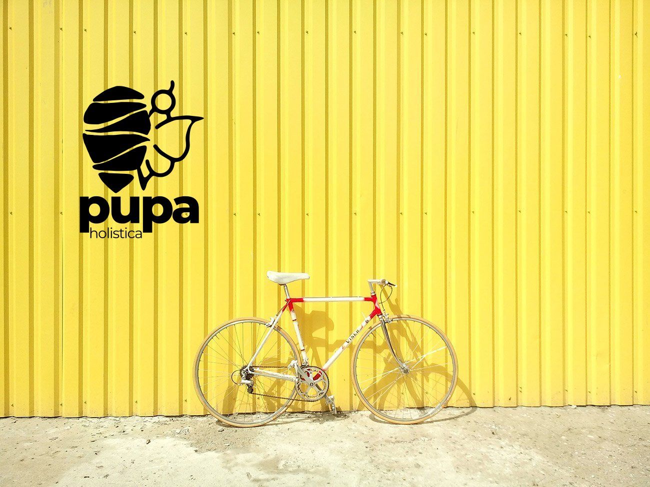 sarı bir duvara yaslanmış bisiklet