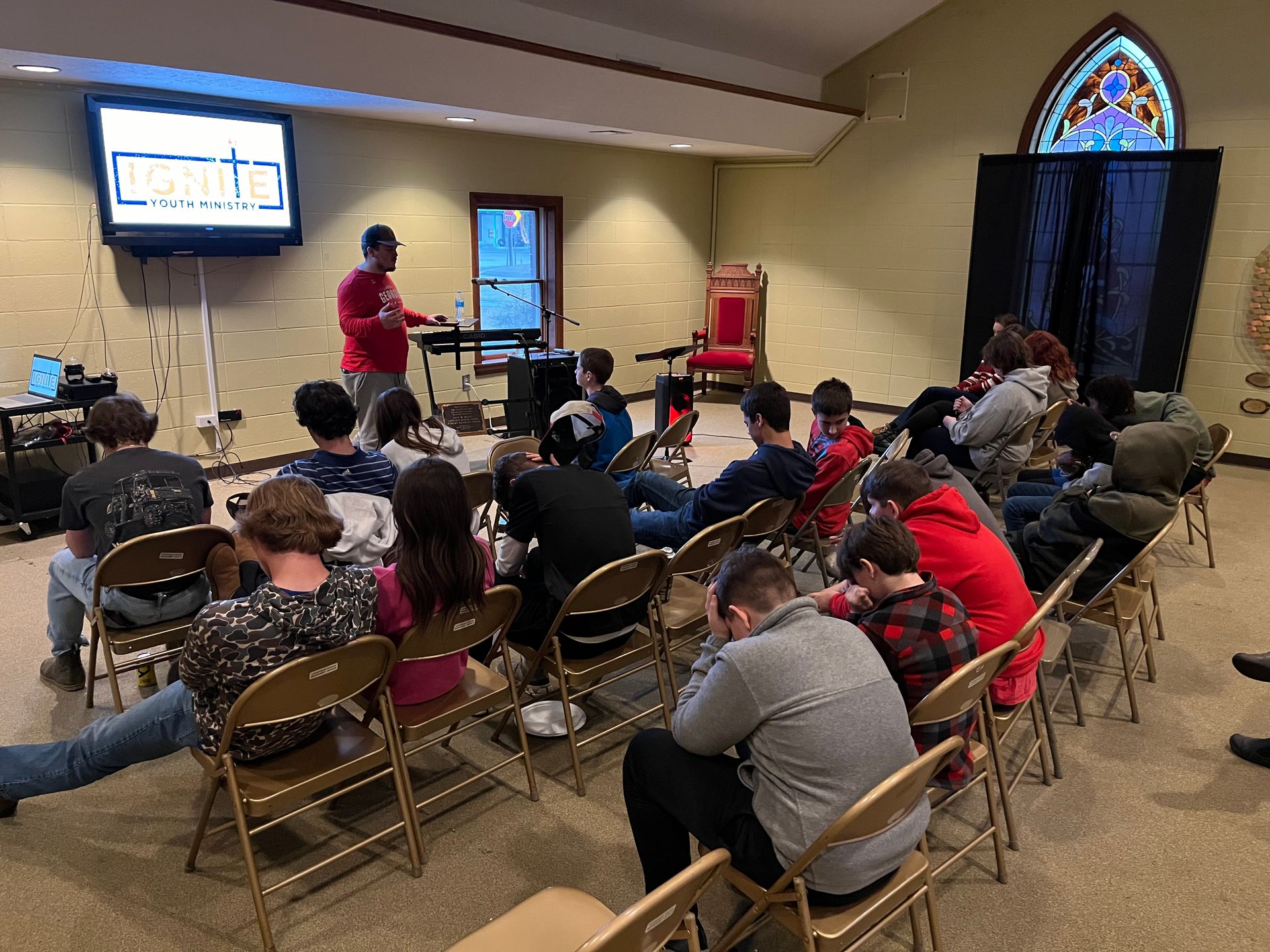 Youth Ministry praying.